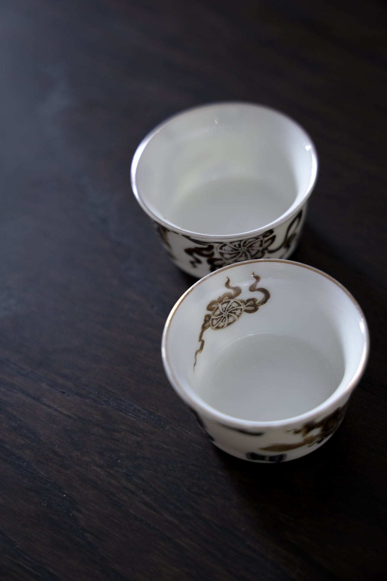 Luxury Porcelain Tea Set with Silver Lion Finial & 2 Cups|Best Ceramics