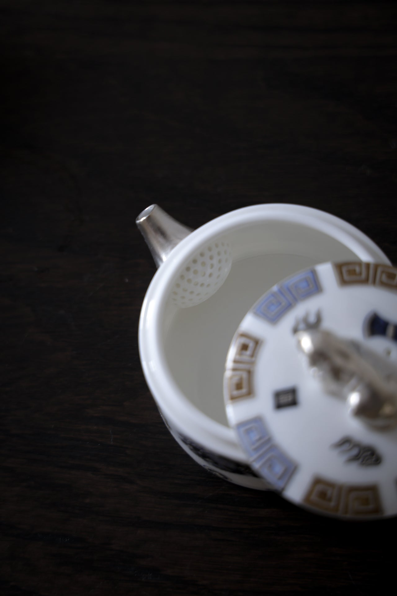 Luxury Porcelain Tea Set with Silver Lion Finial & 2 Cups|Best Ceramics