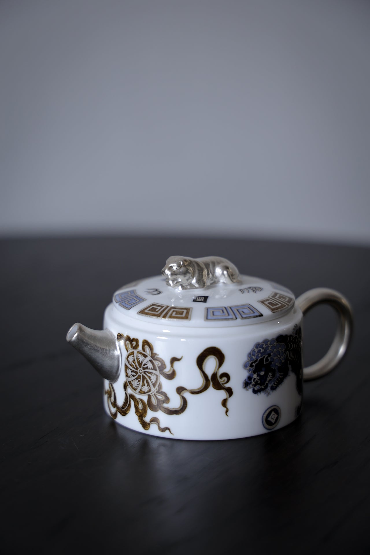 Luxury Porcelain Tea Set with Silver Lion Finial & 2 Cups|Best Ceramics