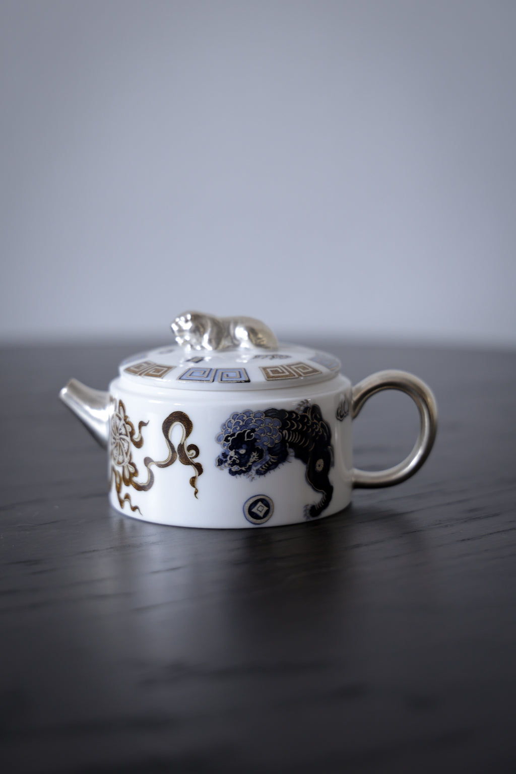 Luxury Porcelain Tea Set with Silver Lion Finial & 2 Cups|Best Ceramics
