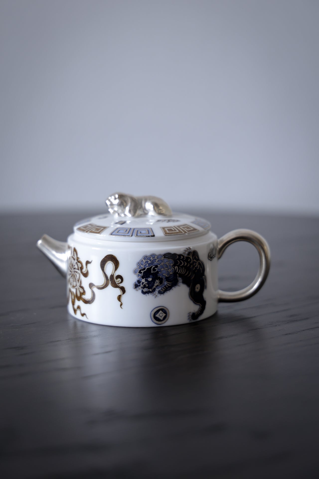 Luxury Porcelain Tea Set with Silver Lion Finial & 2 Cups|Best Ceramics